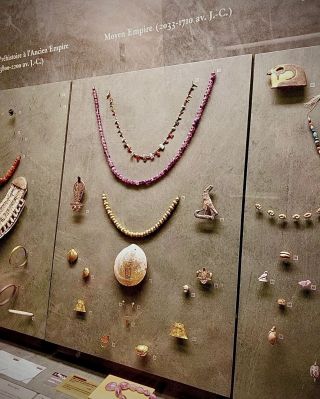 “Od nepamětných dob jsou šperky neoddělitelnou součástí lidské historie. Už od pravěku lidé zdobili svá těla různými...