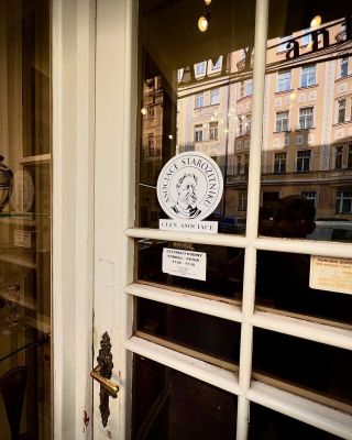 Díky této nálepce s asociací starožitníků nyní každý ví, že jsme členové! #starožitníci #novinky#starozitnosti #antik#sperky