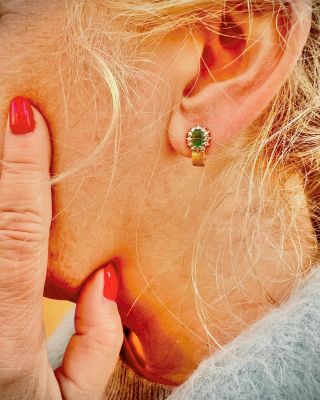 “Začínáme tento týden s velkou radostí! Představujeme naše nové smaragdové náušnice! 💚✨ Tyto klenoty nejenže dodají vašemu...